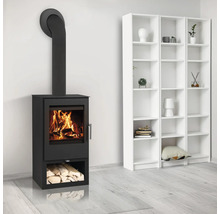 Schwarzer Kaminofen mit Holz und drei weißen Regalen im Wohnzimmer