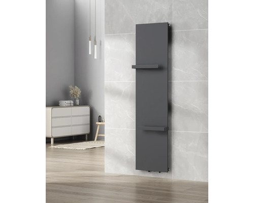 Grauer Badheizkörper mit Handtuchablagen an einer gefliesten Wand