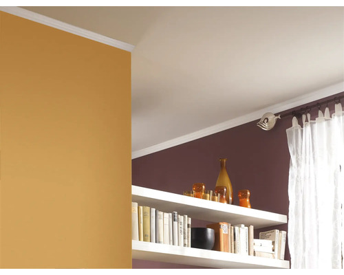 Zimmeransicht mit Stuckprofilen an Decke und Wand