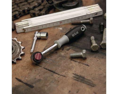 Knarre mit Steckschlüssel und Schrauben auf Werkbank