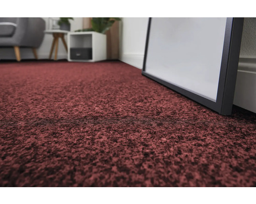 Nahaufnahme eines roten Teppichs in einem Wohnzimmer.