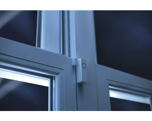 Fenster mit installiertem Tür- und Fenstersensor