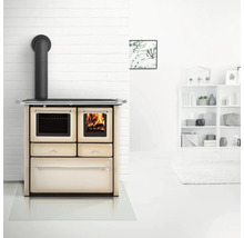 Holzherd mit Backofen und Kochfeld in heller Einrichtung