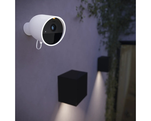 Philips Hue Überwachungskamera zur Außenmontage an einer Hauswand