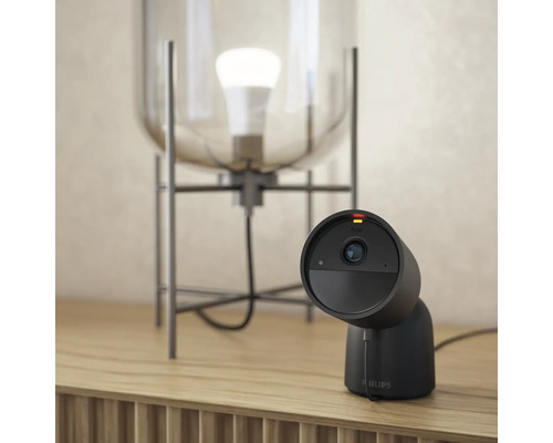 Philips Überwachungskamera auf einem Tisch mit Lampe