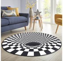 Wohnzimmer mit blauem Sofa und Teppich mit Schachbrettmuster