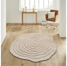 Beige Teppich mit Baumscheibenmuster in einem Wohnzimmer