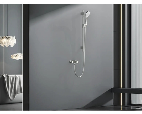 Badezimmer mit Aufputz-Duschsystem und Wannenarmatur