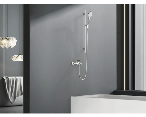 Badezimmer mit Handbrause und Armatur an der Wand