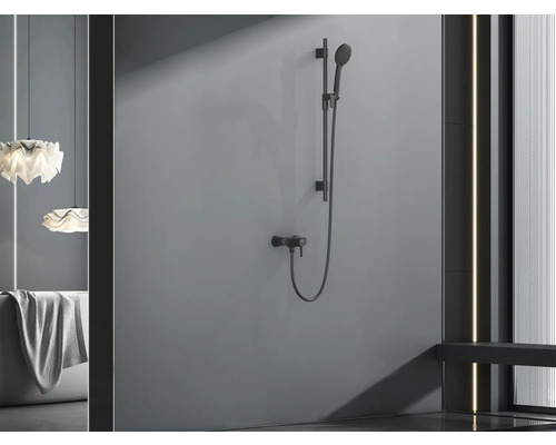 Modernes Badezimmer mit Duscharmatur, Badewanne und dekorativen Lampen