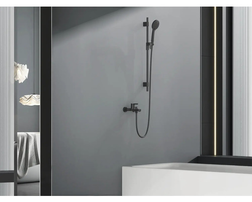 Duschset mit Handbrause an einer Wand im Badezimmer