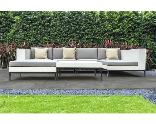 Gartensitzgruppe mit Sofa, Tisch und Kissen auf einer Terrasse