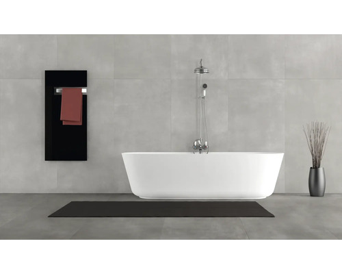 Badezimmer mit freistehender Badewanne, Handtuchwärmer und grauen Fliesen