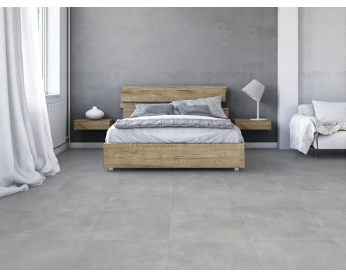 Helles Schlafzimmer mit Holzbett, Nachttischen und grauen Bodenfliesen