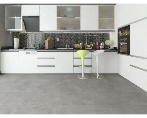 Moderne Küche mit weißen Schränken, grauen Arbeitsplatten und zwei Barhockern