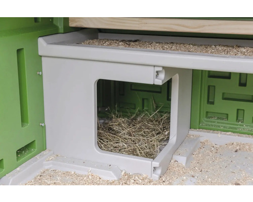 Detailansicht eines Nistkastens für Hühnerstall mit Einstreu