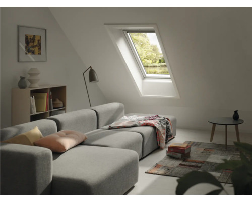 Helles Wohnzimmer mit Dachfenster, grauer Couch und Holzregal