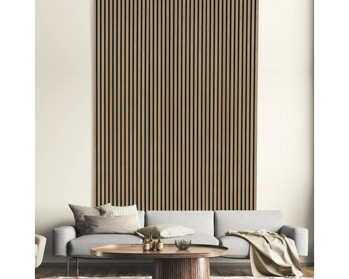 Wohnzimmer mit Wandpaneelen, Sofa und Tisch