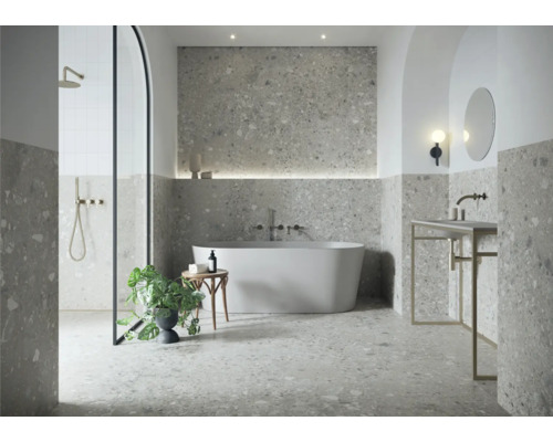 Helles Badezimmer mit Dusche, Badewanne, Waschbecken und Terrazzo Fliesen
