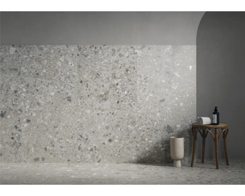 Helle Badgestaltung mit Boden- und Wandfliesen in Terrazzo Optik