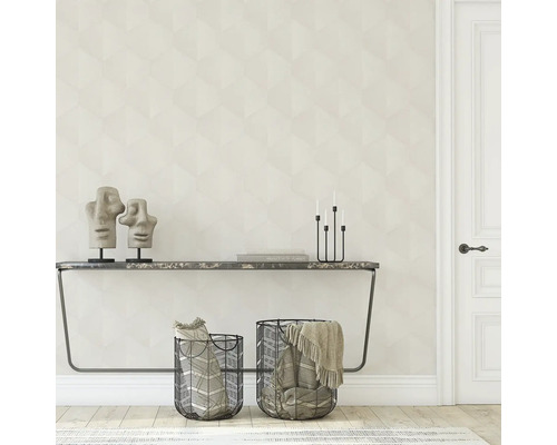 Heller Raum mit geometrischer Tapete, Konsole, Dekoration und Körben