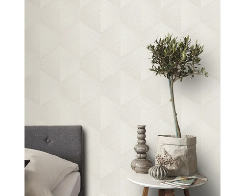 Helles Zimmer mit gemusterter Tapete, Nachttisch, Dekoration und Bett