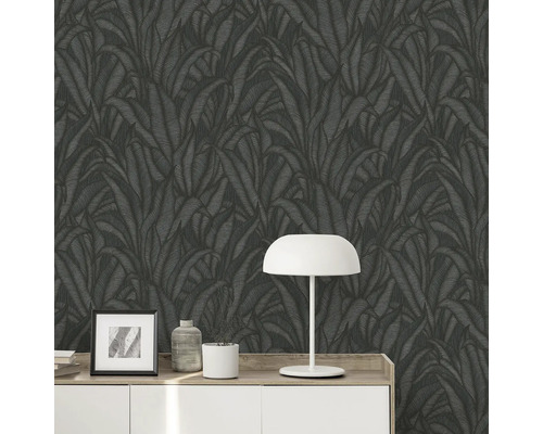 Tapete mit Blättermuster auf einer Wand über einem Schrank