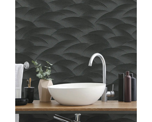 Badezimmer mit Waschbecken und gemusterter Tapete mit Wellenmuster