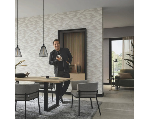 Wohnraum mit Esstisch, Stühlen, Pendelleuchten und gemusterter Tapete