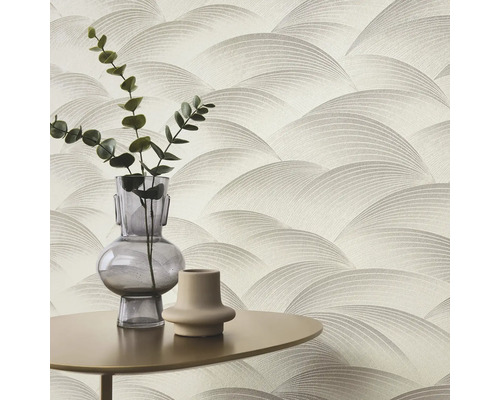 Tapete mit Wellenmuster und Tisch mit Vasen