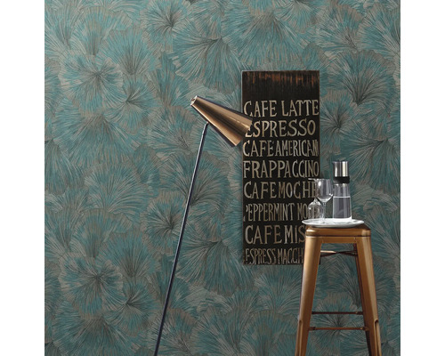 Szene mit gemusterter Tapete, Stehlampe, Barhocker, Getränkekaraffe, Gläsern und einer Tafel mit Kaffeegetränken