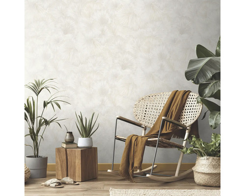 Wohnzimmer mit gemusterter Tapete, Schaukelstuhl und Zimmerpflanzen