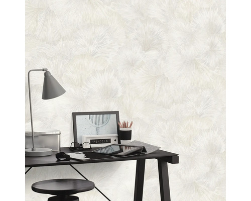 Dekoratives Zimmer mit einer gemusterten Tapete hinter einem Schreibtisch.