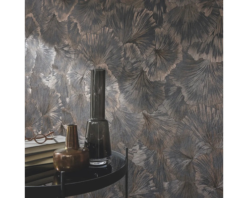 Dekoratives Zimmer mit gemusterter Tapete und Tisch