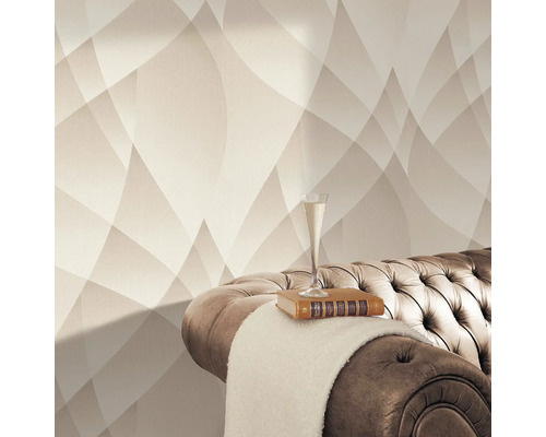 Raumansicht mit gemusterter Tapete, Sofa, Buch und Glas