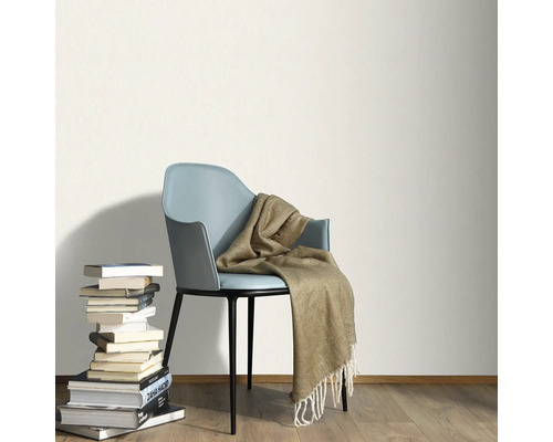 Heller Raum mit Bücherstapel, Stuhl und Wolldecke