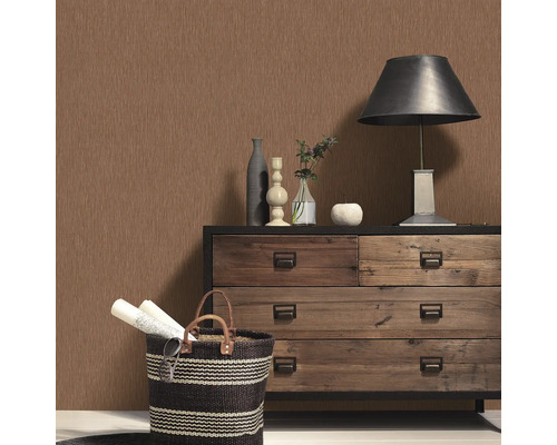 Szene mit Kommode, Lampe, Dekoration und gemusterter Tapete