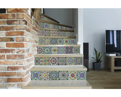 Treppe mit verzierten Fliesenaufklebern im Innenbereich