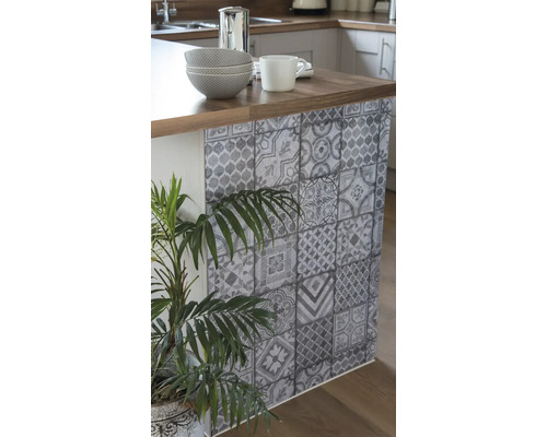 Kücheninsel mit Dekorfolie im Fliesendesign, Geschirr und Topfpflanze