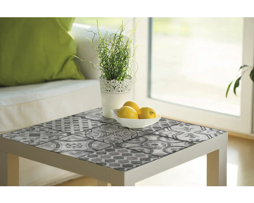 Quadratischer Tisch mit Mosaikfolie, Zitrone und Pflanze auf Tisch