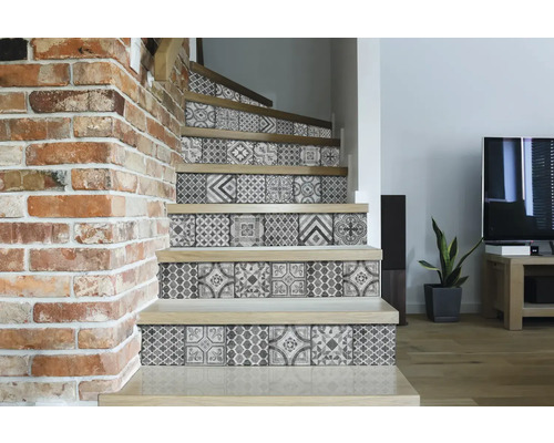 Treppe mit selbstklebenden Folien im Fliesendesign beklebt