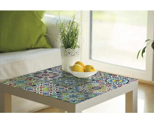 Quadratischer Tisch mit Dekorfolie im Fliesenmuster