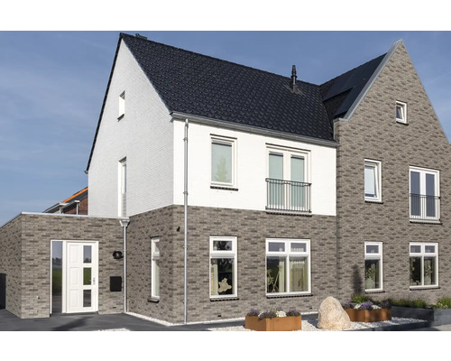 Ansicht eines modernen zweistöckigen Hauses mit grauen Ziegeln und weißer Fassade