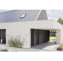 Modernes Haus mit Carport, heller Fassade und Metalldach