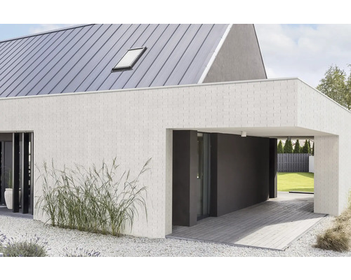 Modernes Haus mit Carport, heller Fassade und Metalldach