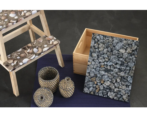 Dekorationsszene mit Tritthocker, Körben und einer Holzbox mit Steinmuster