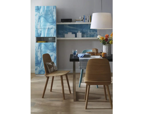 Esszimmer mit Esstisch, Stühlen, Sideboard und Regalen in einem hellen, modernen Design.