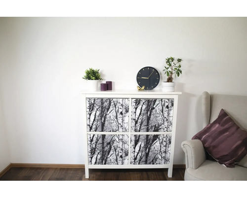 Dekoratives Sideboard mit Birkenmuster in einem Wohnzimmer