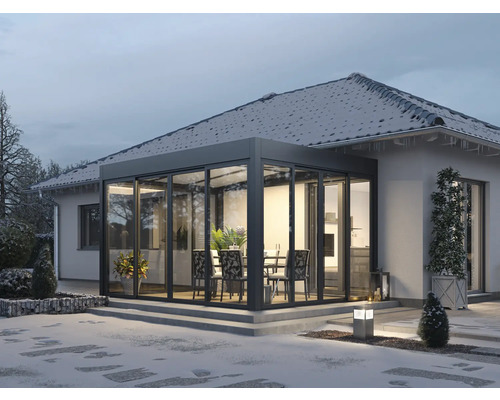 Wintergartenanbau an einem Wohnhaus mit Schnee bedeckt