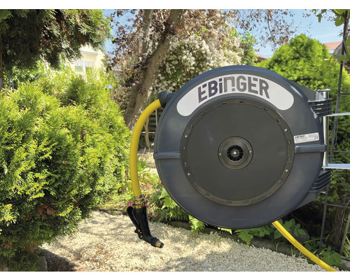Eninger Schlauchbox mit gelbem Gartenschlauch im Außenbereich